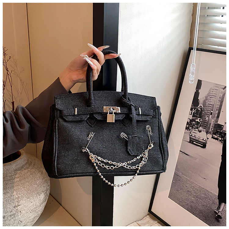 2025 Women's Personalized Denim Handbag Designer, Worn-out Needle Chain Shoulder Crossbody Bag, Flip Metal Buckle Casual Storage Bag, Commuting B