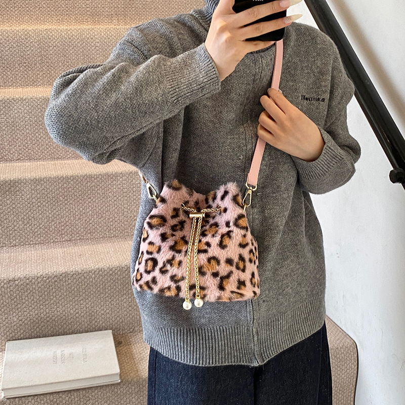 Small niche circular handbag for women 2025 new style drawstring leopard print bucket plush chain shoulder crossbody bag