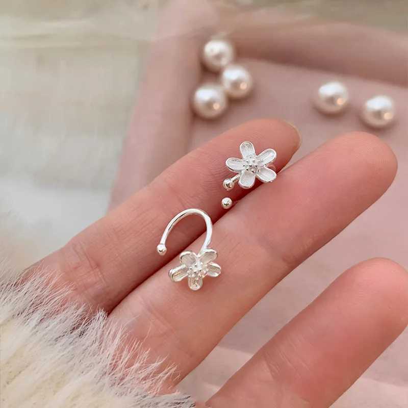 1 PC Lovely Flower Cuff Earrings for Women Cute Daisy Flower No Piercing Earcuff Clip Earring Silver Color Floral Earclip Y250510