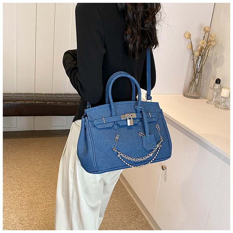 2025 Women's Personalized Denim Handbag Designer, Worn-out Needle Chain Shoulder Crossbody Bag, Flip Metal Buckle Casual Storage Bag, Commuting B