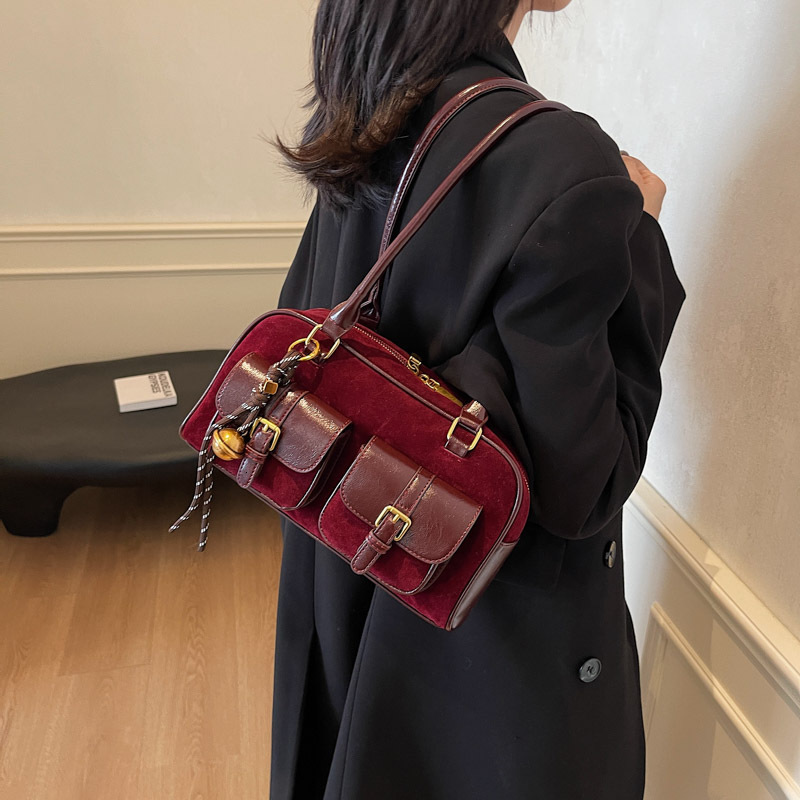 Small niche design, simple one shoulder hand-held commuting bag, women's 2025 autumn and winter new high-end bowling bag