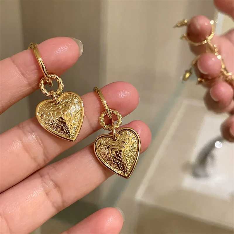 Retro Relief Heart Shape Earrings Elegant Embossed Gold Color Heart Shape Alloy Stud for Women Fashion Jewelry Party Gift Y250510