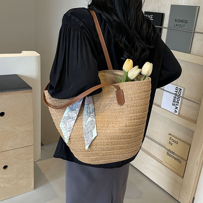 2025 new straw bag designer women's large capacity new vacation beach grass woven commuting bucket bag vegetable basket tote bag