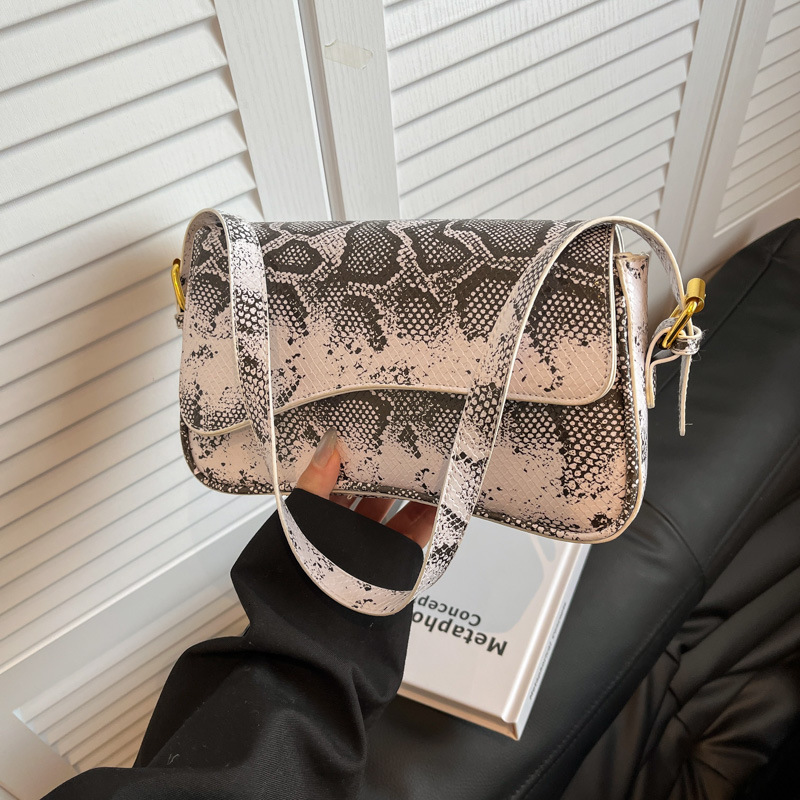 Designer Pack Versatile Soft Leather Handbag New Fashionable Single Shoulder Crossbody Personalized Korean Edition Snake Pattern Small Square Bag Free