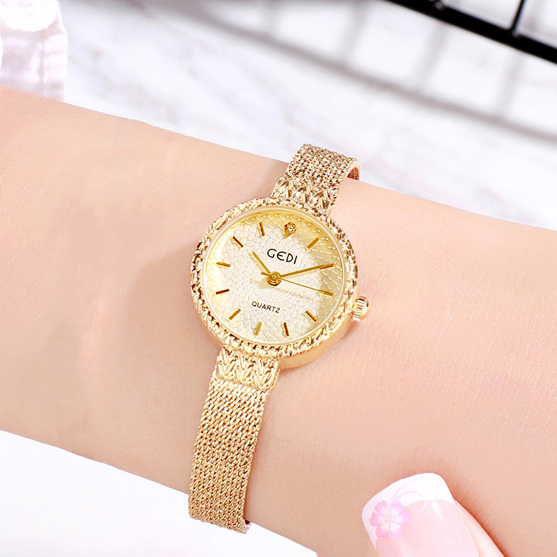 The GEDI Sen-style retro alloy strap women's watch is a dazzling and multi-colored wristwatch with a fashionable and artistic school style X24110