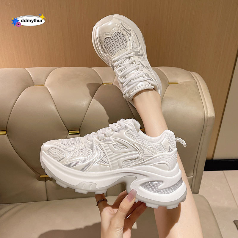 Internet celebrity super hot dad women 2025 summer new style thin mesh breathable height increasing sports thick soled casual shoes ddmythur