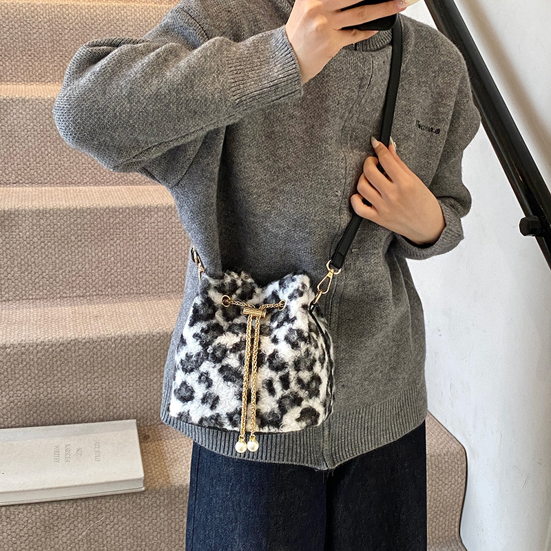 Small niche circular handbag for women 2025 new style drawstring leopard print bucket plush chain shoulder crossbody bag