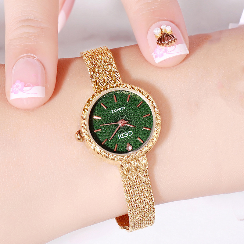 The GEDI Sen-style retro alloy strap women's watch is a dazzling and multi-colored wristwatch with a fashionable and artistic school style X24110
