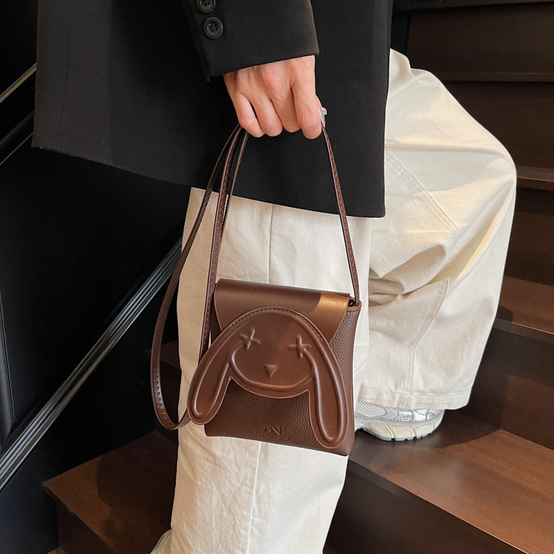 Small square with niche design, women's 2025 summer new Korean version, fashionable shoulder bag, casual versatile crossbody bag