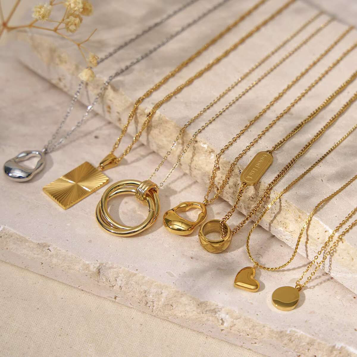 Hot selling jewelry, gold-plated pendant necklace, fashionable matte jewelry necklace