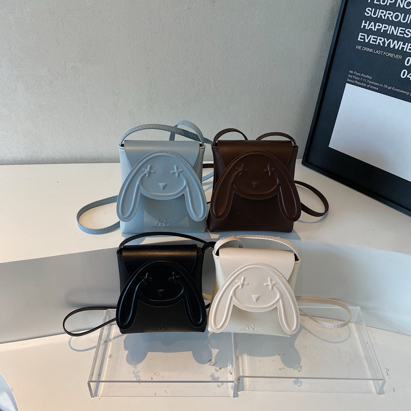 Small square with niche design, women's 2025 summer new Korean version, fashionable shoulder bag, casual versatile crossbody bag