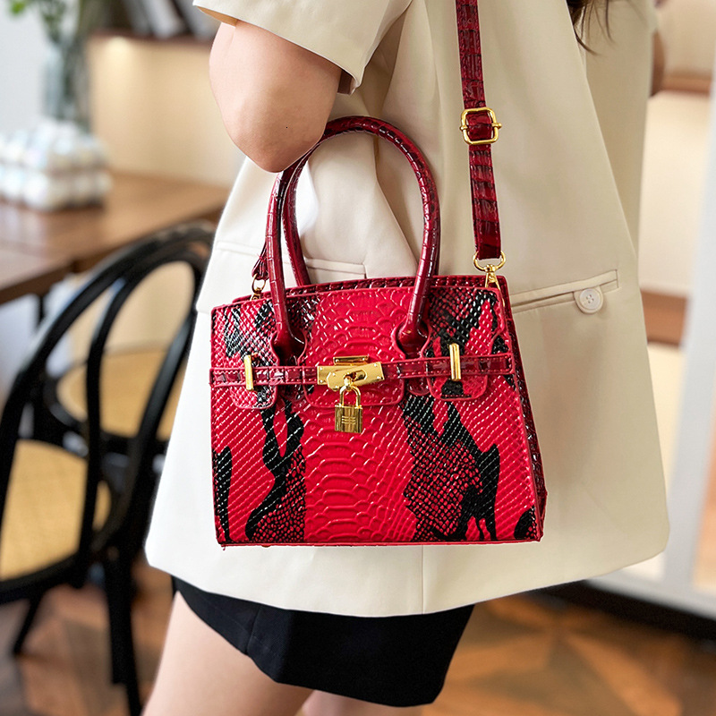 Designer Pack New Snake Patterned Women S High End Single Shoulder Handbag Commuting Crossbody Bag Free Shipping