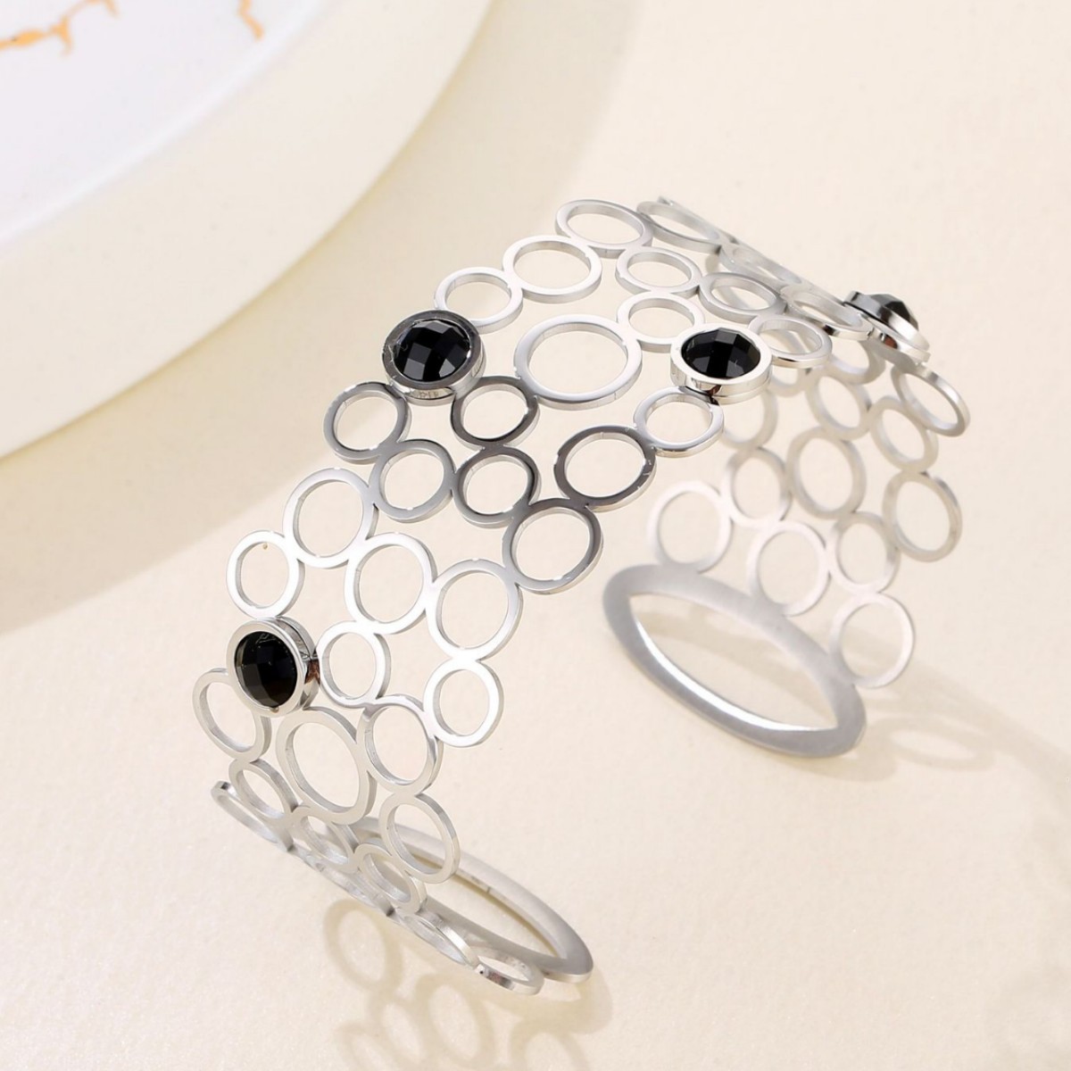 Elegant 18K Gold-Plated Hollow Cuff Bracelet, Retro and Fashionable Design, Unique Statement Piece for Women