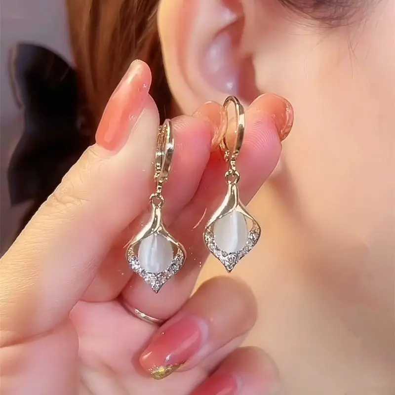 New Green Color Water Drop Cat Eye Stone Dangle Earrings for Women Fashion Temperament Earring Girl Gift Wedding Party Jewelry Y250510