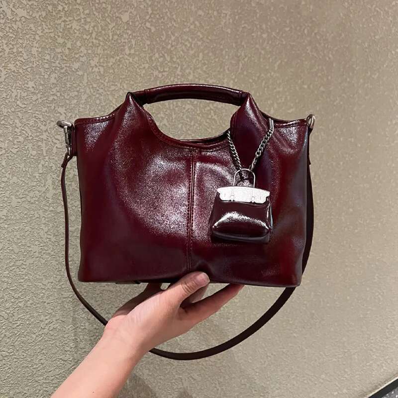 Fashionable Large-Capacity Open Soft PU Crossbody Commuter Travel Handbag Solid Color Bury Retro