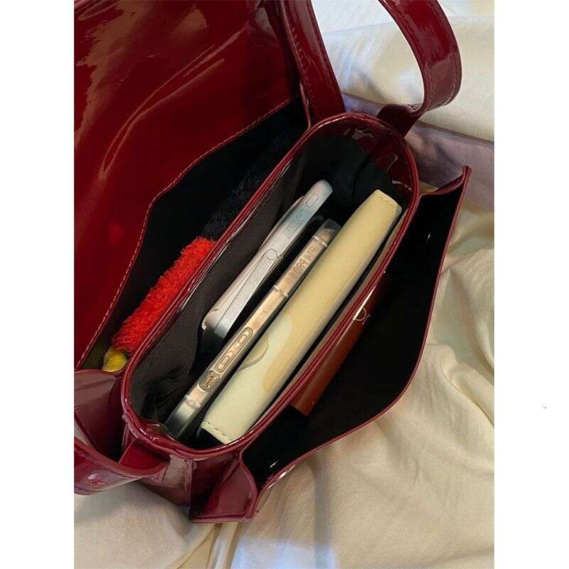 Red patent leather small armpit 2025 new fashionable and versatile square hand-held shoulder crossbody bag