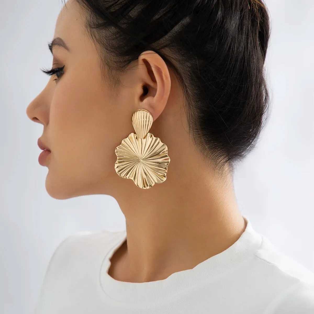 Trendy Geometric Lotus Leaf Shape Pendant Drop Earrings for Women Gold Color Hanging Earrings Ladies Jewelry Wedding Party Gift Y250510
