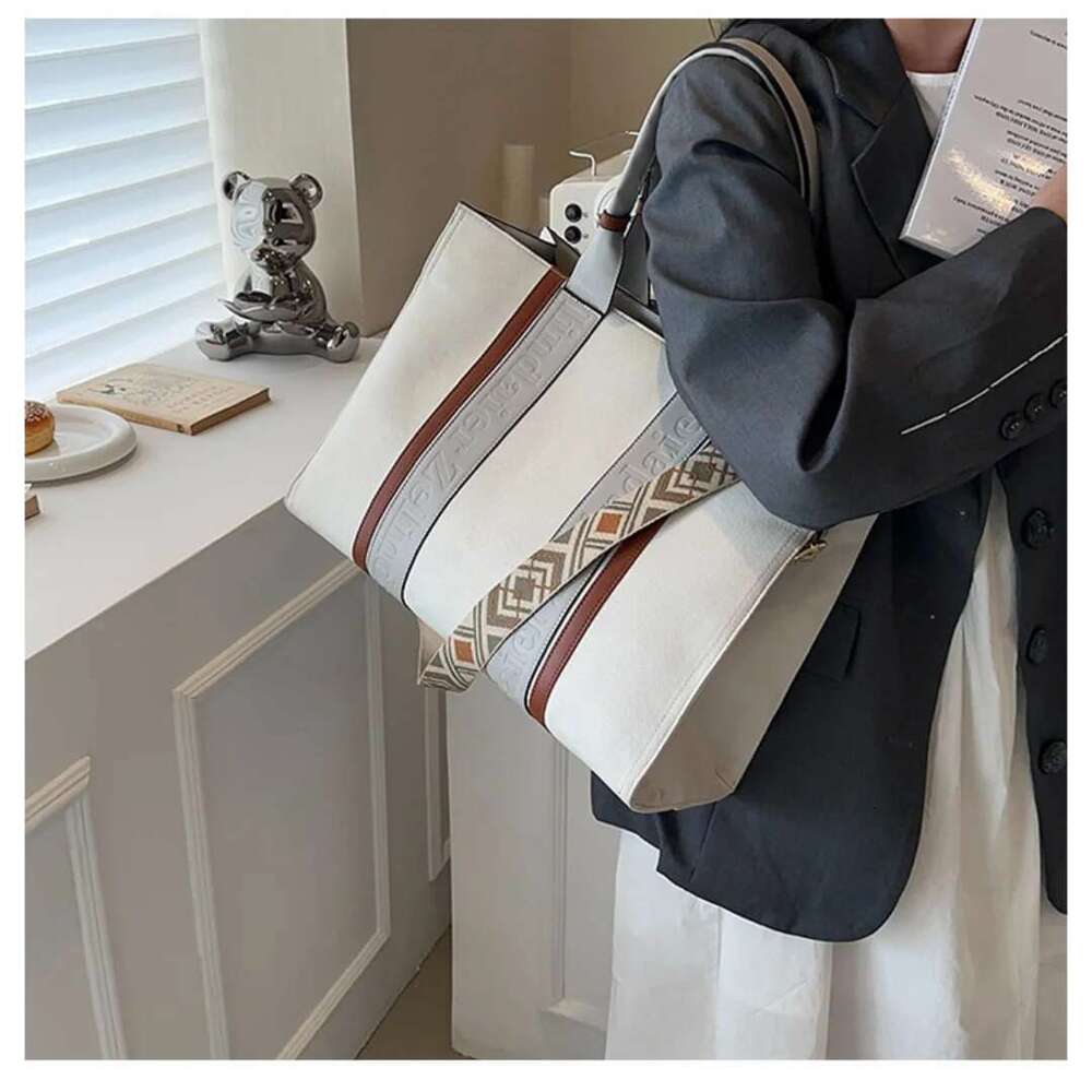 New Fashion Design Women's Tote High Quality Canvas Large Capacity Handbag Elegant Commuting Shoulder Bag