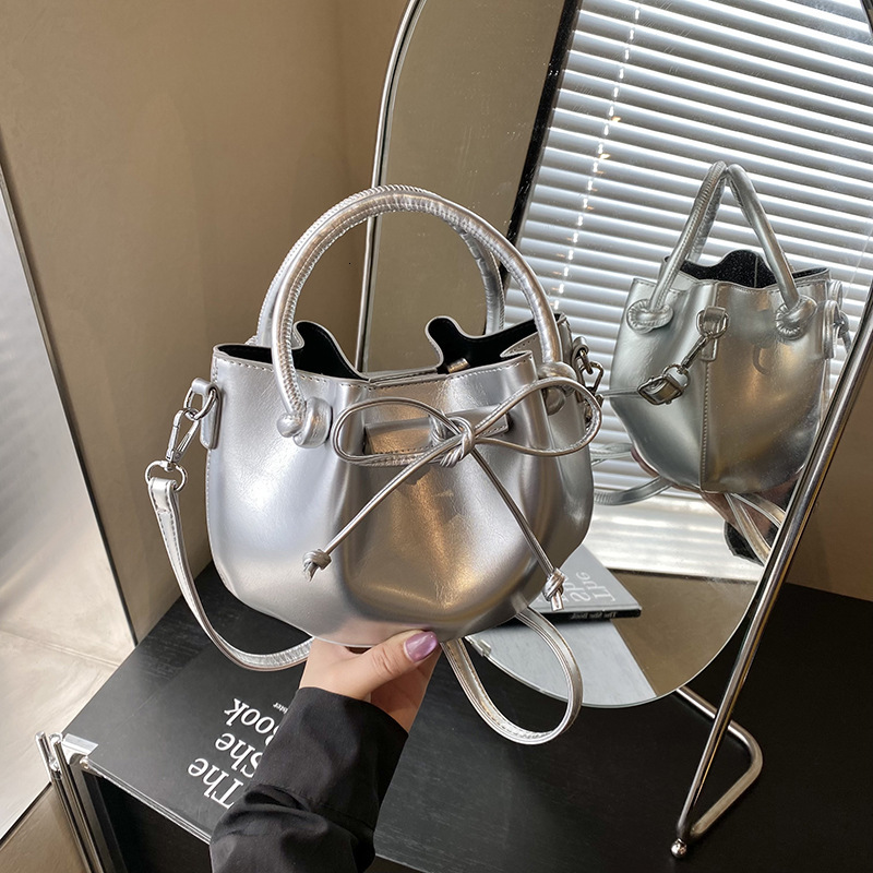 This year's popular bags include Korean style fashion solid color single shoulder stylish versatile handbags, and women's handbags