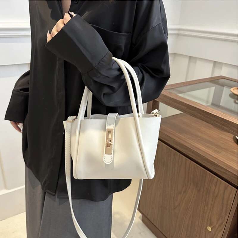 2025 Fashion Female Shoulder Handbag Niche Design Senior Sense Crossbody Bucket Bag Explosive Vegetable Basket Style