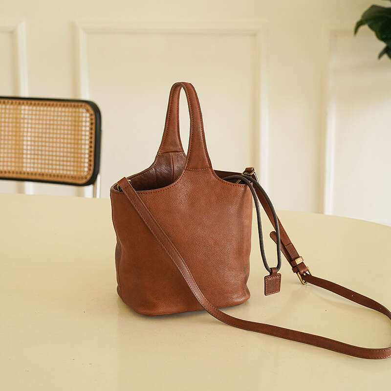 Genuine leather women's new niche handbag, commuting large capacity bucket bag, high-end sensory vegetable basket bag