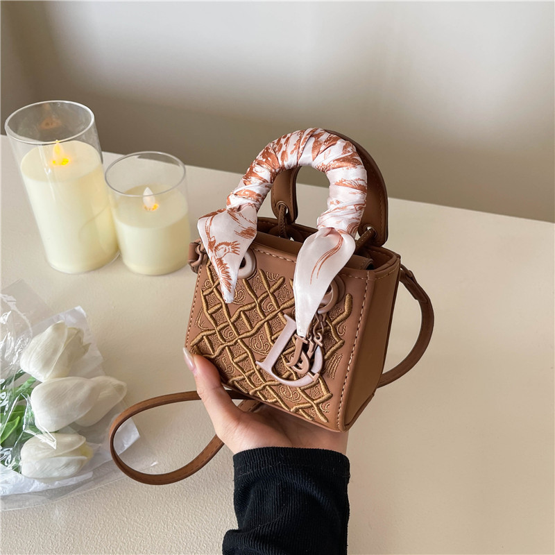 Free Shipping Chinese-Style Embroidered Lady Diana Shoulder Bag - Designer Light Luxury Tote Handbag for Women, Versatile Crossbody & Casual Chic