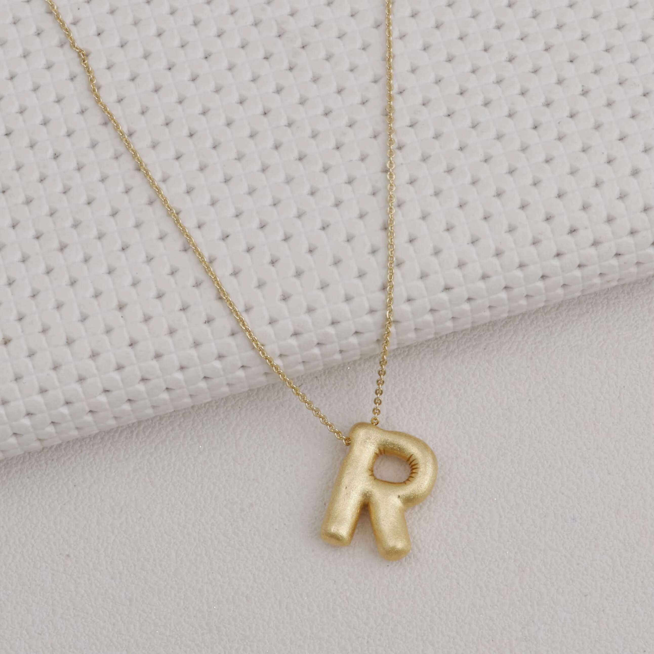 The R short chubby famous designer brand is the initial gold pendant necklace and gold-plated letter earrings for women