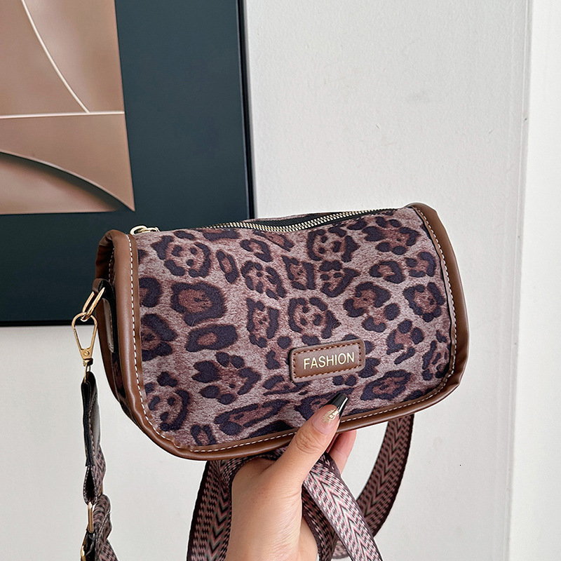 Free Delivery Designer Bag Bag For Women 2025 New Solid Color Texture Single Shoulder Pillow Niche And Versatile Crossbody Winter Small Square Luxury 