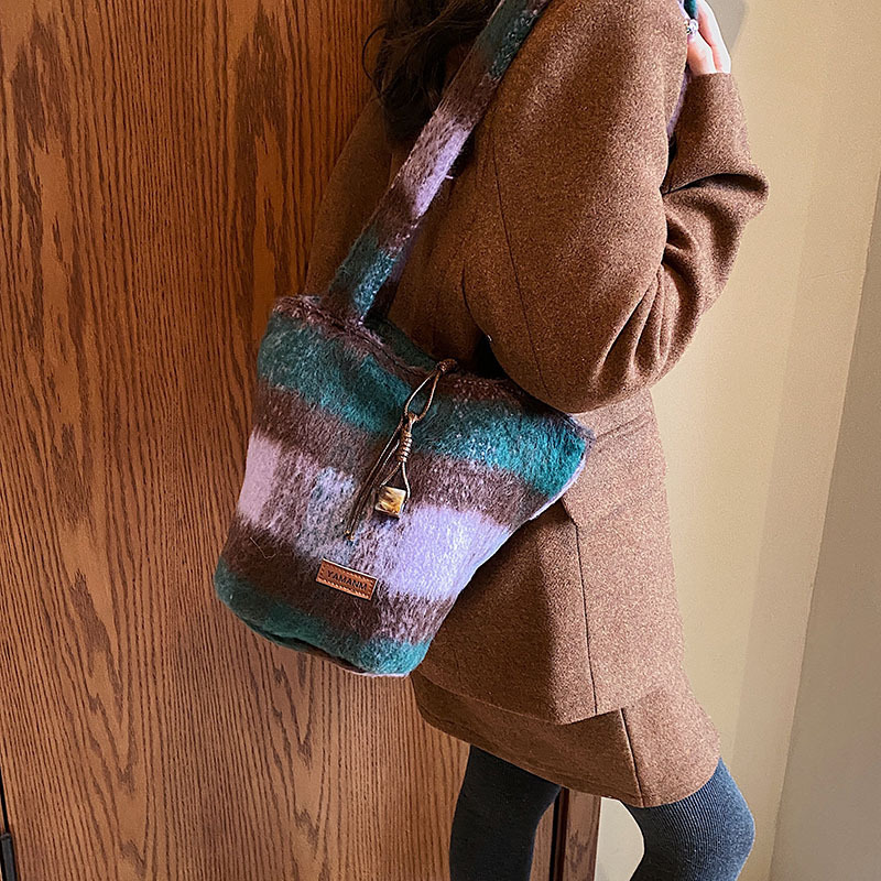 Fashionable contrasting color woolen armpit for women 2025 new college style tote bag, casual and versatile shoulder bag
