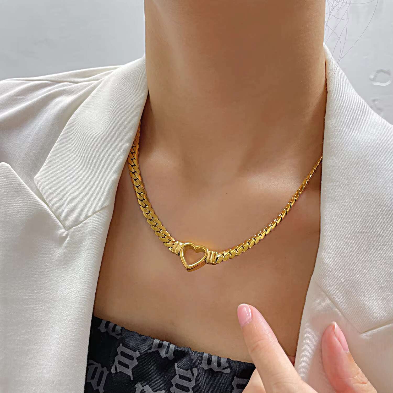 Hot selling fashion accessories, new trend gold-plated stainless steel Cuban chain, hollow heart-shaped necklace, heart pendant necklace