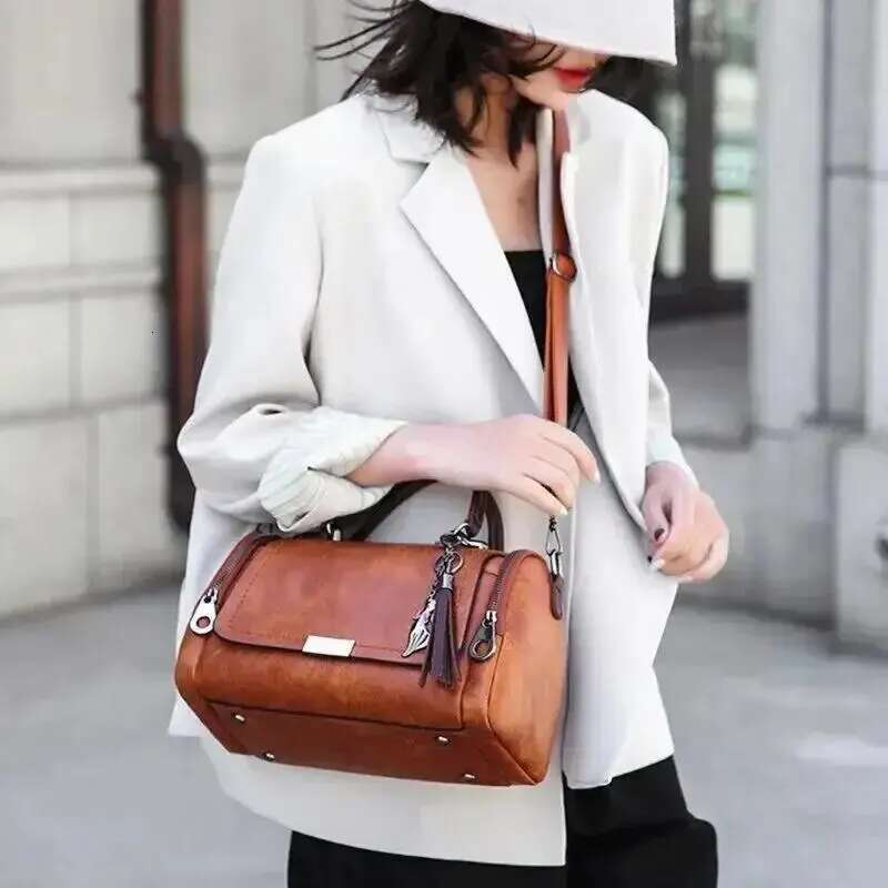 One Shoulder Bag Tassel Decor Handbag Women S Large Capacity Shoulder Bag Fashion Zipper Crossbody Bag With Removable Strap KQ