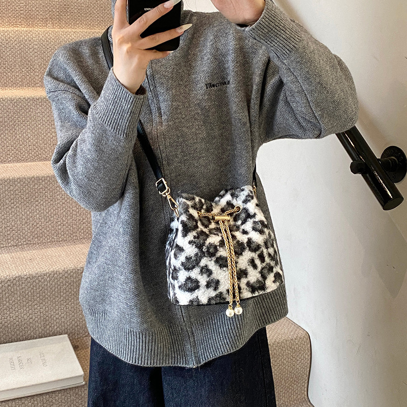 Small niche circular handbag for women 2025 new style drawstring leopard print bucket plush chain shoulder crossbody bag