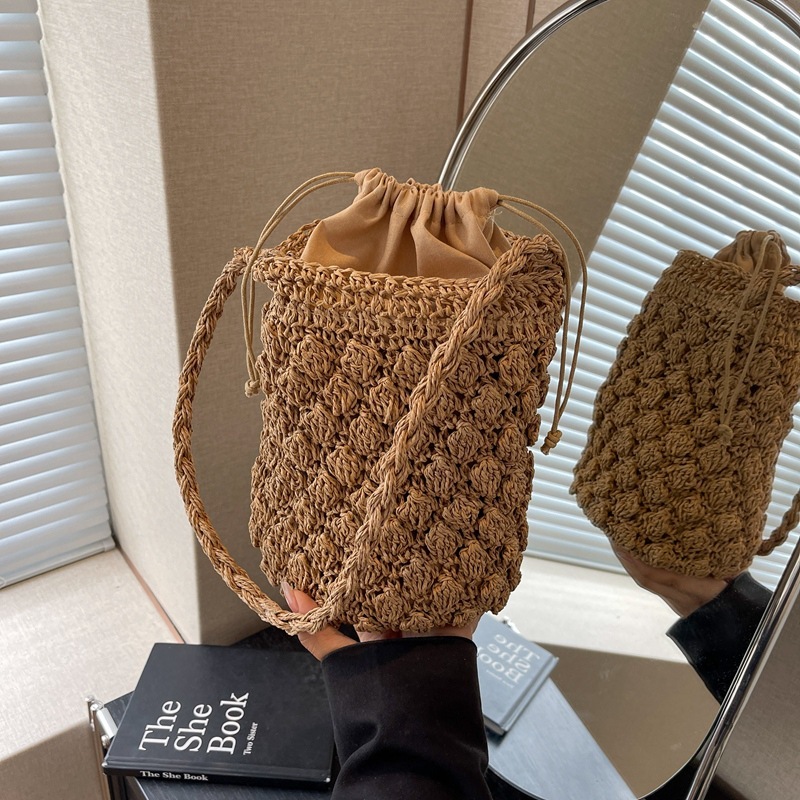 New cylindrical hand-held niche cute water bucket straw woven bag, beach vacation and leisure women's bag