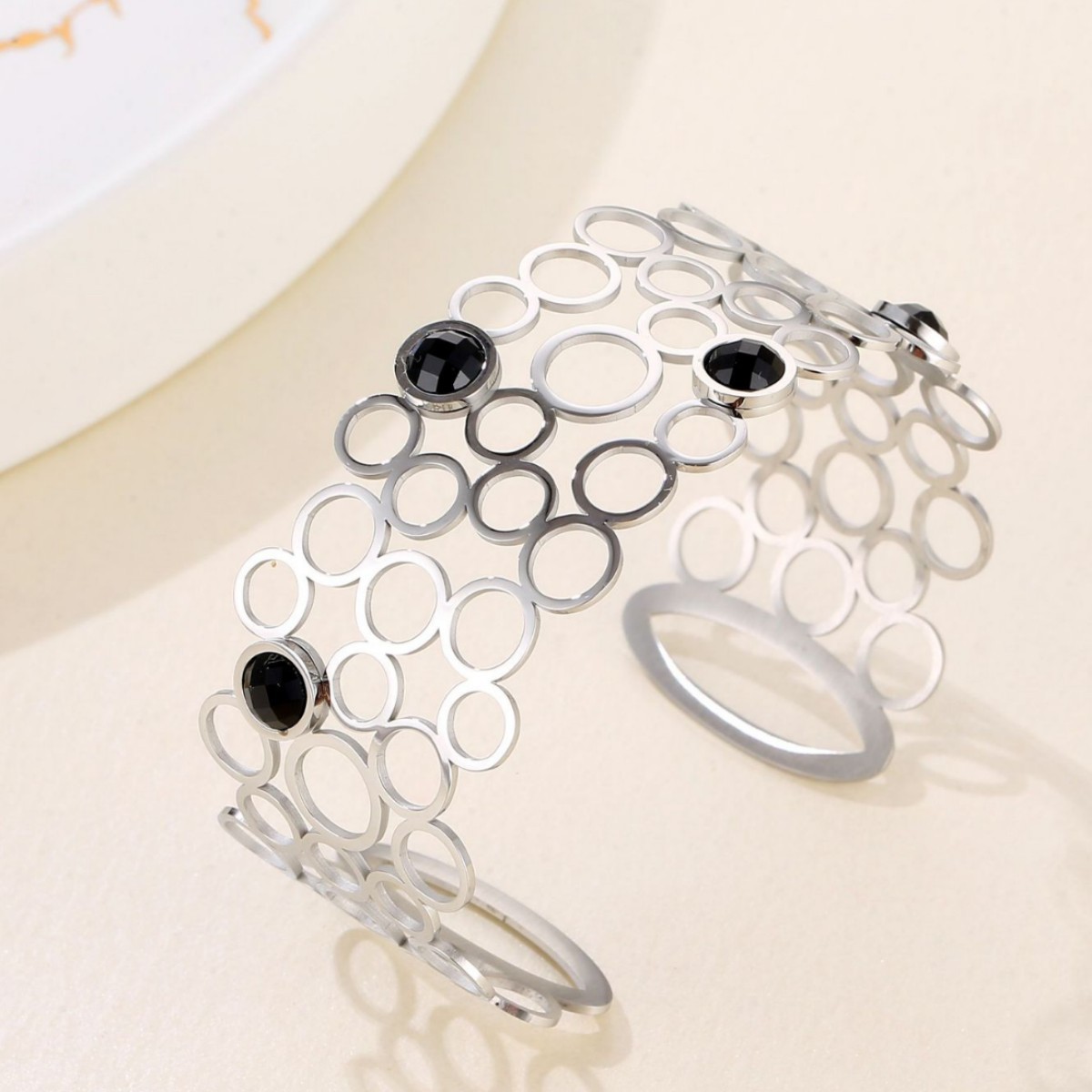 Elegant 18K Gold-Plated Hollow Cuff Bracelet, Retro and Fashionable Design, Unique Statement Piece for Women
