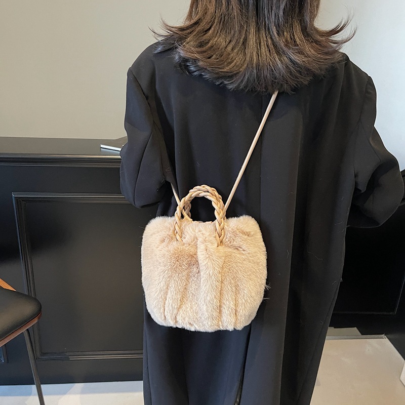 Autumn and winter super popular niche women's 2025 new versatile crossbody fashionable hand-held furry bag