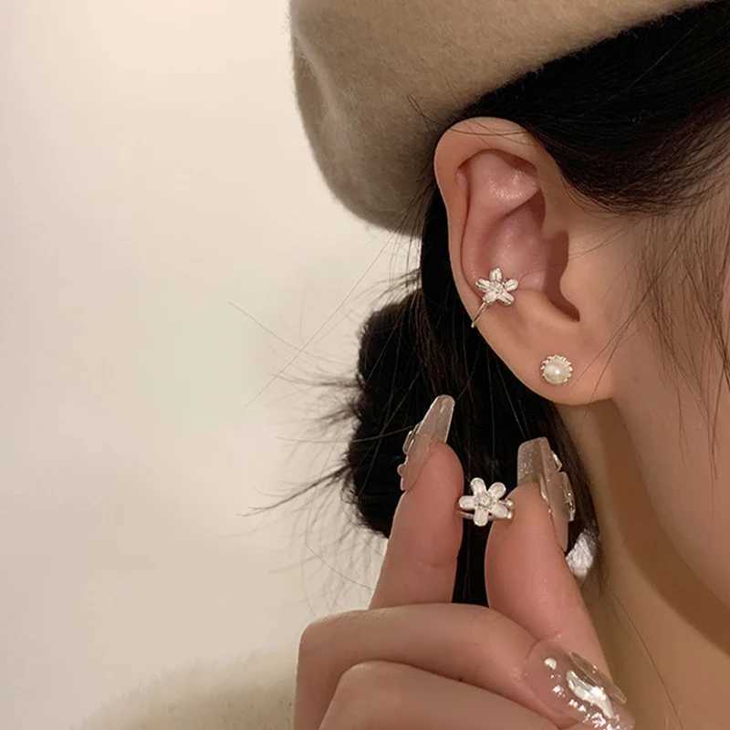 1 PC Lovely Flower Cuff Earrings for Women Cute Daisy Flower No Piercing Earcuff Clip Earring Silver Color Floral Earclip Y250510