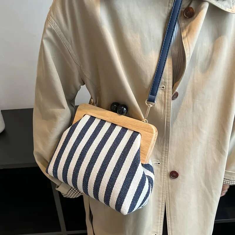 Fashion Striped Wooden Clip Shell Women Shoulder Elegant Crossbody Bags Clutch Purses for Party 2024