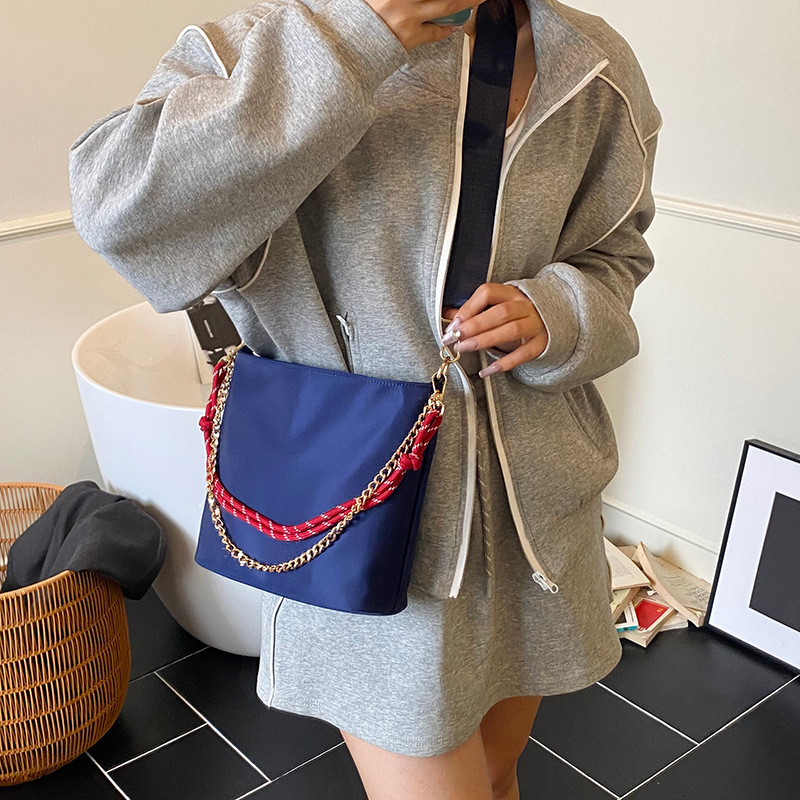 Fashionable and simple hand-held small square women's 2025 summer new item commuting versatile shoulder casual crossbody bag