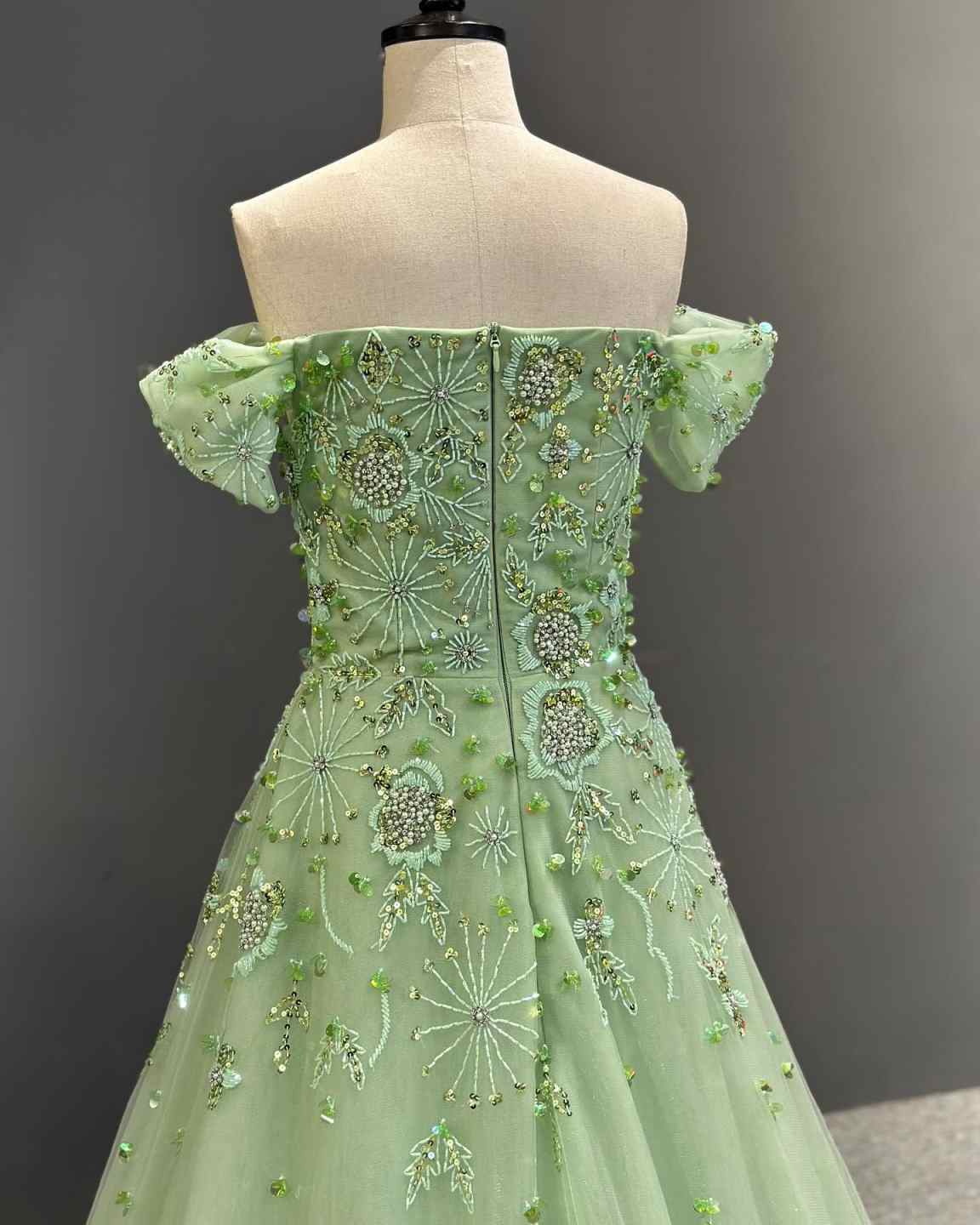 Graceful Green Prom Dresses A-Line Off The Shoulder Sequins Appliques Customized Zipper Court Gown Evening Dress Plus Size Vestido De Noite