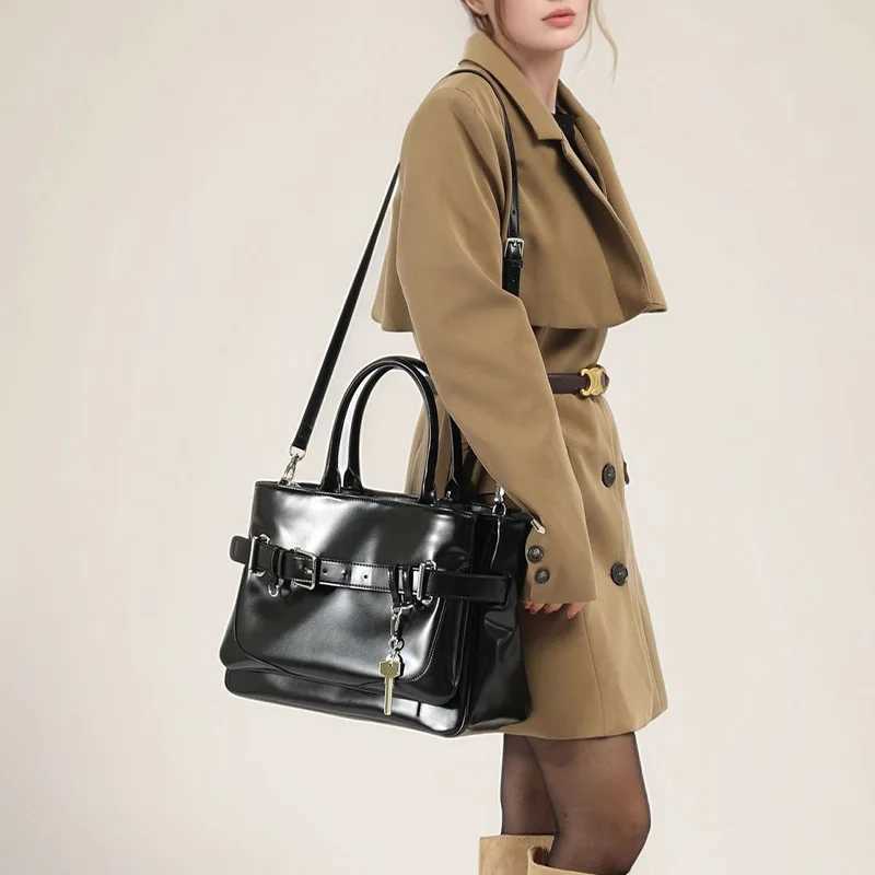 New and neutral lazy style large capacity tote bag luxury designer PU leather cmuter bucket off-road bag and shopper wallet Z250514