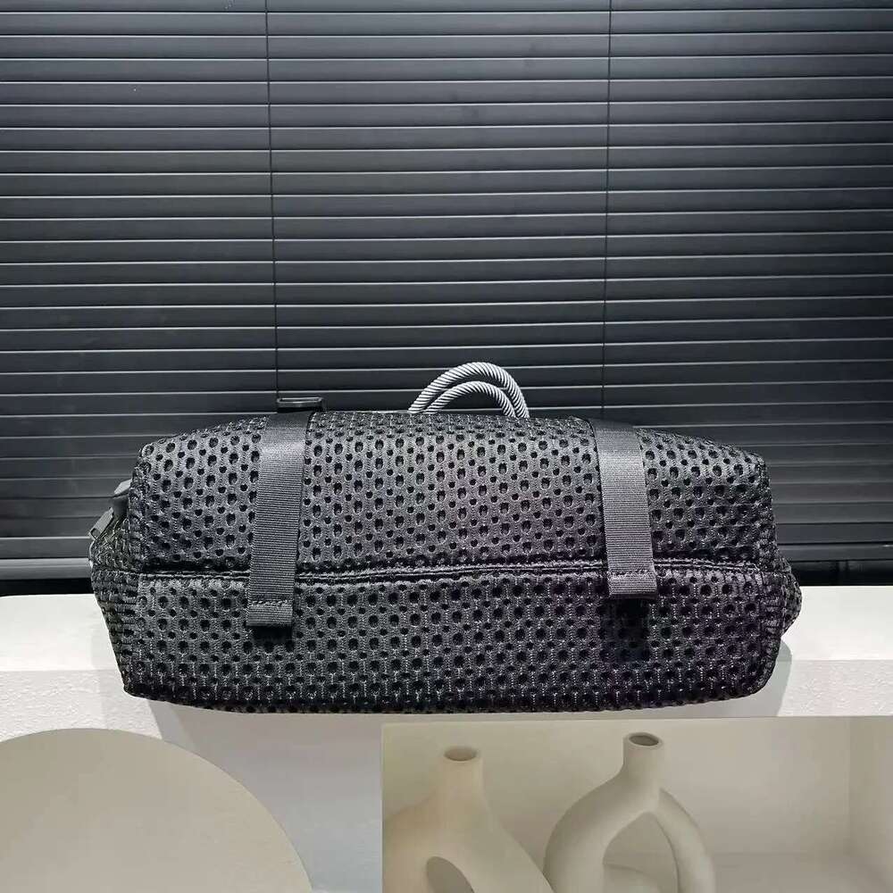 Ladies' fashionable cloth nylon mesh travel shoulder bag with large capacity, lightweight and multi lock casual handbag