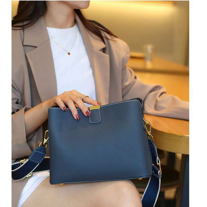 New top layer cowhide fashionable women's niche design, high-end sense, shoulder bag, handbag, new casual fashion trend