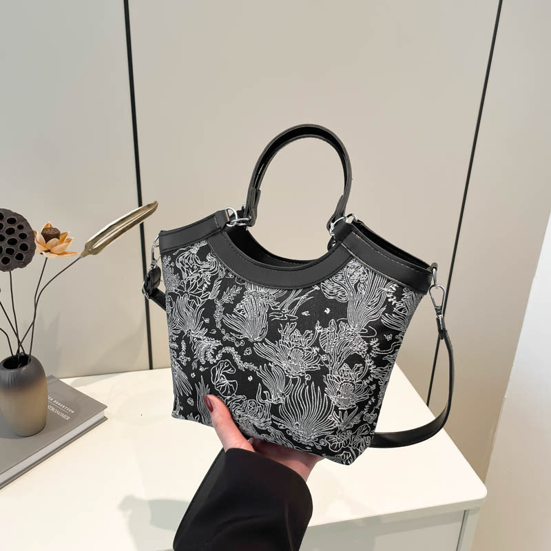 New New Free Delivery Luxury Bag Designer Bag Chinese Style Handbag For Women In The Spring Of Featuring Silk Embroidery And A Highend Single Shoulder
