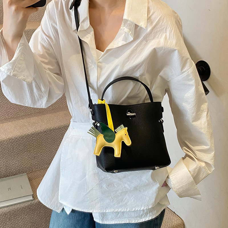 Designer Handbag Korean Niche Design Simple Hand Held Commuting Bag Women S Summer Versatile New Fashion Crossbody Bucket Bag Mini Storage Bag Free Sh