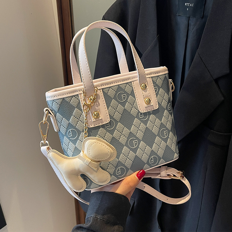 2025 New Style Bag Korean Women's Western Style New Slant Body Small Bag Designer High end Feeling Light Luxury Diamond Grid Handheld Bucket Bag 