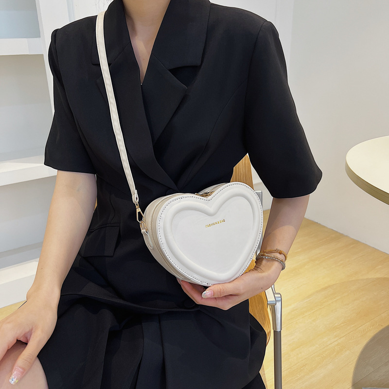 Free Delivery Designer Bag Fresh Wind Women 2025 Love Trendy Women's Heart Shaped One Shoulder Crossbody For Girls Cute Mini Bag Luxury Bag