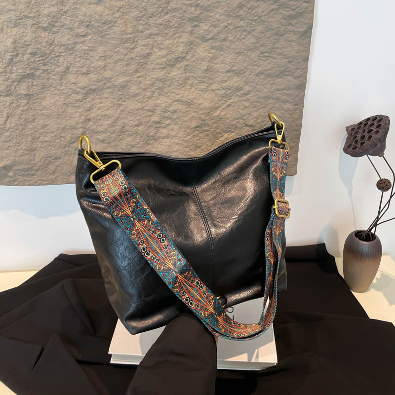 Free Delivery Designer Bag Fashionable Simple Casual Commuting Large Capacity Trend 2025 Winter New Woven Belt Single Shoulder Bucket Women's Lux