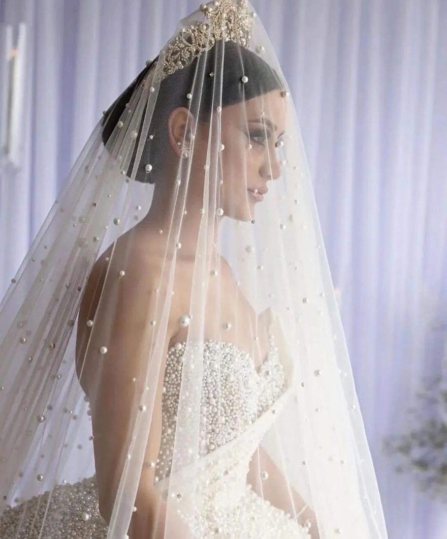 Elegant Ball Gown Wedding Dresses Appliques V Neck Sleeveless Strapless Sequins Ruffles Appliques Floor Length 3D Lace Pearls Ruffles Formal Dresses B