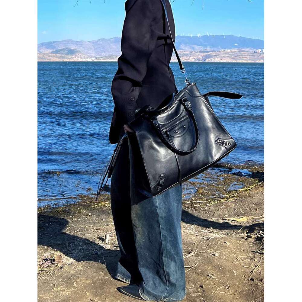 Punk style rivet motorcycle new large commuting hand held travel fitness spicy girl armpit tote bag