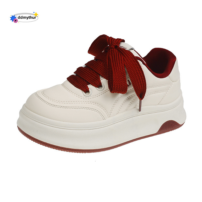 Versatile thick soled white for women in spring and autumn, super popular niche board shoes, 2025 new casual sports bread shoes ddmythur